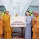 Đại diện Tập đoàn Vingroup trao bảng hiến cúng, bàn giao căn nhà cho chùa Đại Giác (phường Phú Nhuận, TP.HCM) - Ảnh: Nguyên Tài/BGN