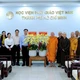 Lãnh đạo chính quyền xã Bình Lợi tặng hoa chúc mừng chư tôn đức Hội đồng Điều hành Học viện nhân Đại lễ Vu lan - Báo hiếu