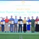 Lãnh đạo chính quyền phường Bình Thạnh tặng thư tri ân các đơn vị đồng hành