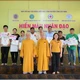 Ban Tổ chức trao quà và biểu dương các cá nhân có thành tích hiến máu nhiều lần