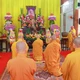 Trưởng lão Hòa thượng Chủ tịch Hội đồng Trị sự và phái đoàn cung kính trước Giác linh đài Trưởng lão Hòa thượng Thích Minh Châu - Ảnh: Nguyên Tài/BGN