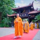 Đại đức Thích Nguyên Hưng hướng dẫn chư Ni vào đảnh lễ Tam bảo và bái yết Đại Tăng cầu trao truyền Chánh pháp cho 66 giới tử Thức-xoa-ma-na, tại giới đài viện chùa Huệ Nghiêm - Ảnh: Tâm Quý/BGN