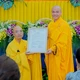 Thượng tọa Thích Thông Đạo trao quyết định bổ nhiệm trụ trì chùa Giác Nguyên đến Đại đức Thích Thị Thuận