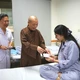 Hòa thượng Thích Bảo Nghiêm trao những phần quà nghĩa tình đến bệnh nhân đang điều trị tại Viện Huyết học - Truyền máu T.Ư