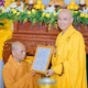 Thượng tọa Thích Thông Đạo trao quyết định bổ nhiệm trụ trì tổ đình Linh Ứng Non Nước đến Thượng tọa Thích Chúc Hiếu - Ảnh: Đăng Huy