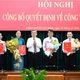 Ông Bùi Thanh Nhân (thứ 2 từ phải sang) nhận quyết định nhiệm vụ mới từ Ban Thường vụ Thành ủy TP.HCM - Ảnh: Quang Định