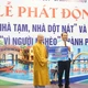 Thượng tọa Thích Thông Đạo trao tặng 2 tỷ đồng do Ban Trị sự GHPGVN TP.Đà Nẵng hỗ trợ chương trình “Xóa nhà tạm, nhà dột nát”