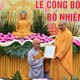 Thượng tọa Thích Tục Thành trao quyết định bổ nhiệm trụ trì chùa Quang Minh đến Sư cô Thích Tịnh Thanh