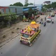 Dẫn đầu là xe hoa chính của Ban Đại diện Phật giáo liên xã Sóc Sơn, theo sau là gần 100 xe hoa nối dài thành dòng