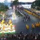 Đoàn rước Phật đi qua cầu Trường Tiền và Đài Thánh tử đạo