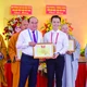 Đinh Công Quân nhận Bằng khen của Chủ tịch Ủy ban MTTQVN TP.Cần Thơ cho những đóng góp trong công tác an sinh xã hội giai đoạn 2022-2025 - Ảnh: Quảng Đạo/BGN
