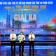 Chủ tịch Hội Nhà báo TP.HCM và lãnh đạo TP trao giải Ba đến tác giả Trần Thế Phong thuộc đơn vị Báo Giác Ngộ, thể loại Tin, ảnh phóng sự - Ảnh: Phó Bá Cường