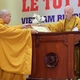 Đại lão Hòa thượng Viện trưởng trao Giấy khen đến các học viên tại Lễ tốt nghiệp năm 2025 - Ảnh: Nhân Hòa