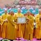Hòa thượng Thích Bảo Nghiêm trao Bằng tuyên dương công đức đến Thượng tọa Thích Chiếu Tuệ - Ảnh: Quảng Hậu/BGN