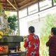 Tận cùng của nỗi lo lắng trong tình thương, có những người mẹ tìm đến trước Thánh tượng Đức Bồ-tát Quán Thế Âm để cầu nguyện cho con mình tai qua nạn khỏi - Ảnh: Như Danh (ảnh chụp ở Bệnh viện Tim TP.HCM)