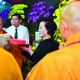 Phó Thủ tướng Chính phủ Phạm Thị Thanh Trà kính cẩn cáo bạch trước anh linh các anh hùng liệt sĩ trong Lễ cầu nguyện tại Công viên Lê Thị Riêng