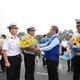 Ông Nguyễn Phước Lộc, Phó Bí thư Thành ủy, Chủ tịch Uỷ ban MTTQVN TP.HCM tặng hoa đoàn công tác - Ảnh: Đ.X
