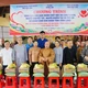 Đại đức Thích Trí Thuận, Trưởng ban Quản trị chùa Tuyên Linh trao quà đến các hộ có hoàn cảnh khó khăn tại xã An Định