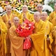 Trưởng lão Hòa thượng Thích Thanh Nhiễu tặng hoa chúc mừng Hòa thượng Thích Thanh Điện, Trưởng ban Trị sự GHPGVN tỉnh Lào Cai, nhiệm kỳ 2026-2031