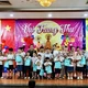Trao quà đến các em thiếu nhi trong Đêm hội "Vui Trung thu"