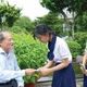 PGS.TS Nguyễn Thiện Tống trao học bổng Quách Thị Trang đến các em nữ sinh