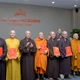 Hòa thượng Thích Huệ Thông trao quyết định đến Tiểu ban Lễ tân - Ảnh: Bảo Toàn/BGN