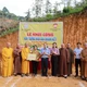 Trao bảng tượng trưng số tiền hỗ trợ xây nhà Đại đoàn kết đến hộ gia đình bà Phạm Thị Hải tại thôn Lượt, xã Bảo Thắng, Lào Cai