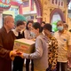 Hòa thượng Thích Huệ Công tận tay trao quà đến bà con