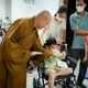 Thượng tọa Thích Trí Chơn, viện chủ tu viện Khánh An trao quà đến bệnh nhi