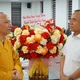 Thượng tọa Thích Chiếu Tuệ trao đổi cùng ông Bùi Quang Hoàn - Ảnh: Quảng Hậu/BGN