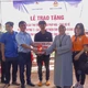 Ni sư Thích nữ Chúc Giác, lãnh đạo địa phương và mạnh thường quân trao tặng các vật phẩm đến gia đình ông Phạm Văn Hòa