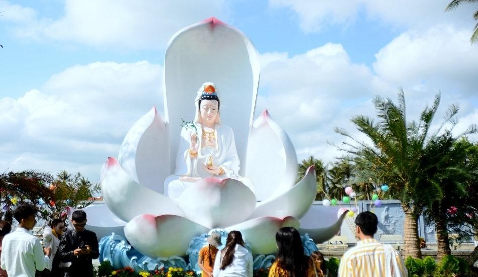 Tôn tượng Quan Thế Âm trên đóa sen đẹp trong khuôn viên chùa Thanh Lương