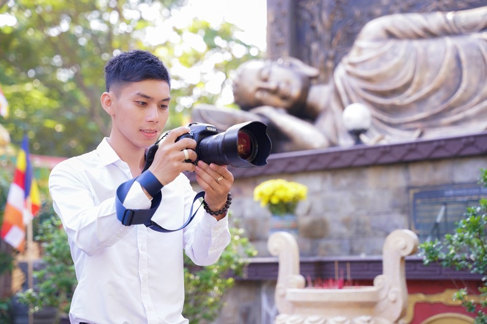 Ngô Xuân Trọng, pháp danh Thiện Pháp, thường dành thời gian chụp ảnh các sự kiện của Phật giáo và đi thiện nguyện với tinh thần phụng sự