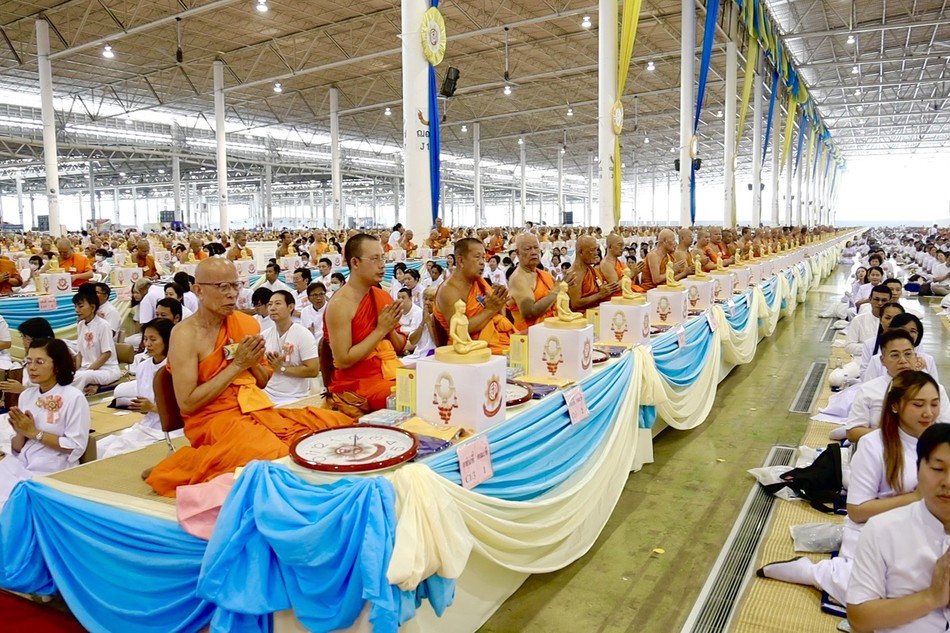 Lễ đặt bát cúng dường hơn 10.000 chư Tăng tại Wat Phra Dhammakaya, Thái Lan