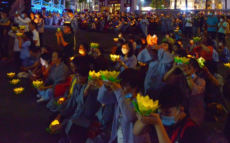 Đồng bào tham dự Lễ phóng liên đăng trong Pháp hội Vu lan tại Việt Nam Quốc Tự - Ảnh: Bảo Toàn