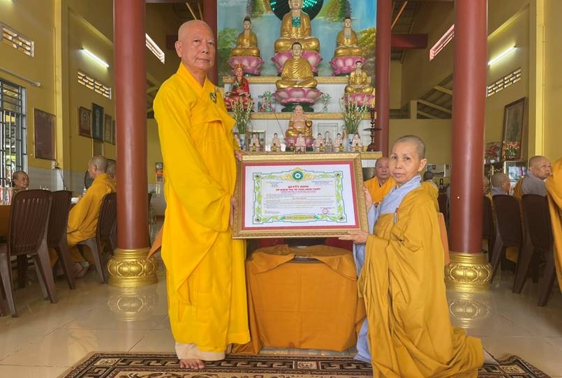 Hòa thượng Thích Tôn Quảng trao quyết định bổ nhiệm trụ trì chùa Nhơn Phước đến Sư cô Thích nữ Diệu Thanh
