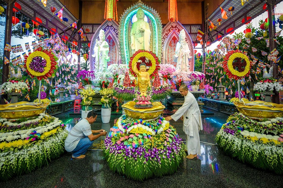 Sắc màu chuẩn bị Phật đản của Phật giáo quận 8 và quận 1