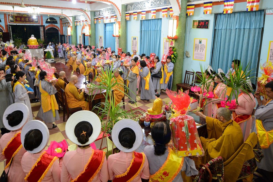 Lễ tác pháp Tự tứ và dâng y cúng dường mùa Vu lan tại tổ đình Vạn Thọ