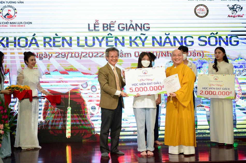 Thượng tọa Thích Phước Tiến trao tặng bằng khen, phần thưởng đến các học viên đạt thành tích cao trong khóa "Rèn luyện kỹ năng sống" tại tu viện Tường Vân