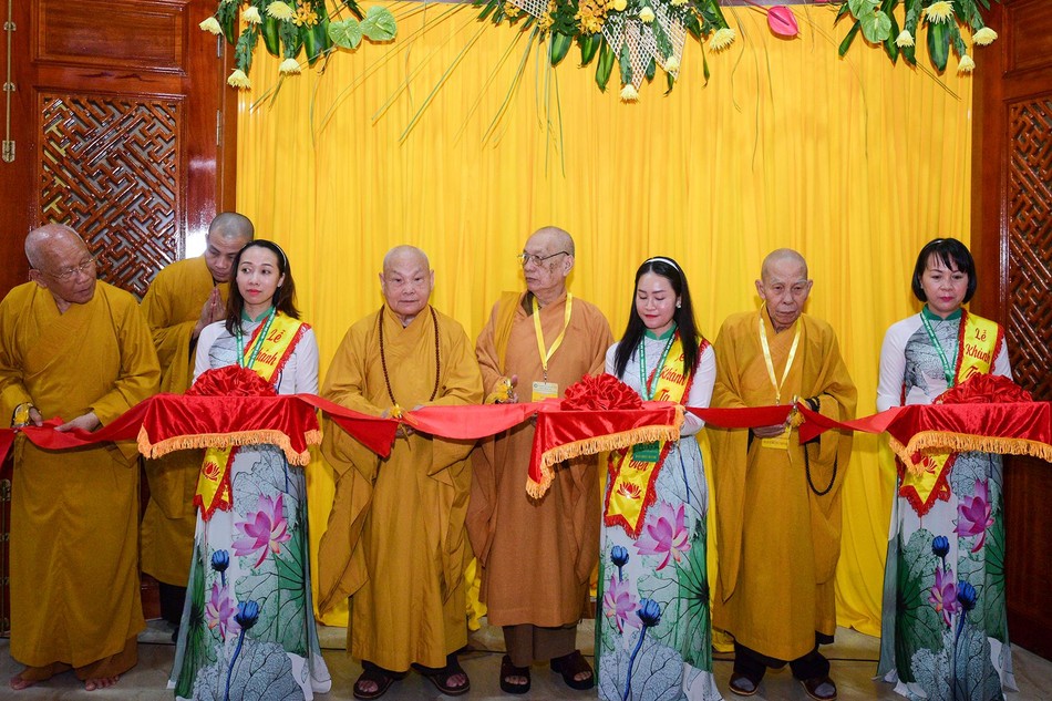 Hòa thượng Thích Thiện Nhơn cùng chư tôn đức cắt băng khánh thành 