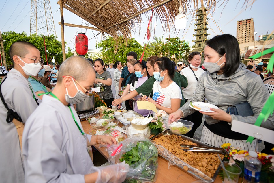 Ngày hội "Ẩm thực buffet chay" gây quỹ hoạt động do Ban Trị sự Phật giáo Q.7 tổ chức tại Long Hoa cổ tự