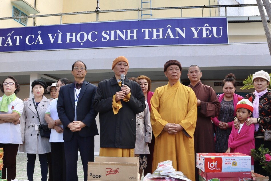 Hoà thượng Thích Thiện Nghĩa, Chứng minh Ban Trị sự Phật giáo H.Nhà Bè động viên bà con nghèo