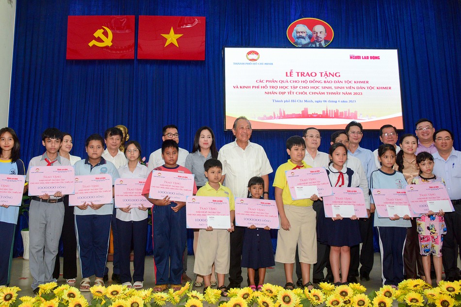 Các em học sinh đồng bào dân tộc Khmer nhận quà nhân dịp Tết Chôl Chnăm Thmây 2023