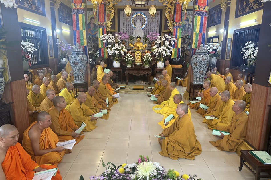 Hành giả các trường hạ trên địa bàn Q.4 Bố-tát, tụng giới tại chùa Long Bửu