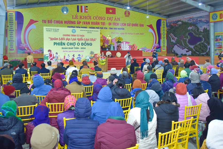 Hơn 500 người dân chờ nhận quà tại chùa Hương Ấp (Vạn Xuân tự)