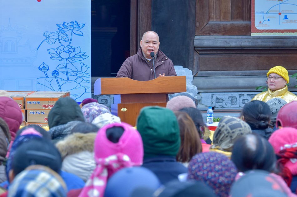Thượng tọa Thích Thanh Phong thăm hỏi, chúc xuân đến người dân tại chùa Quỳnh Lâm (Quảng Ninh)