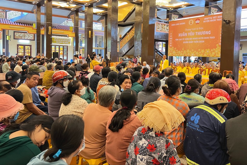 Chùa Long Hương (Đồng Nai) trao tặng hơn 1.000 phần quà đến người dân - Ảnh: Ch.L.H