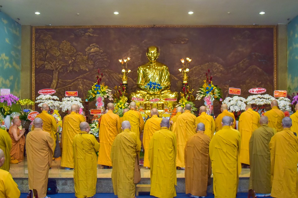 Chư tôn đức lãnh đạo T.Ư GHPGVN dâng hương tưởng niệm nhân 70 năm Tổ sư Minh Đăng Quang - khai sáng hệ phái Khất sĩ vắng bóng (1954-2024) tại pháp viện Minh Đăng Quang - Ảnh: Quảng Đạo/BGN