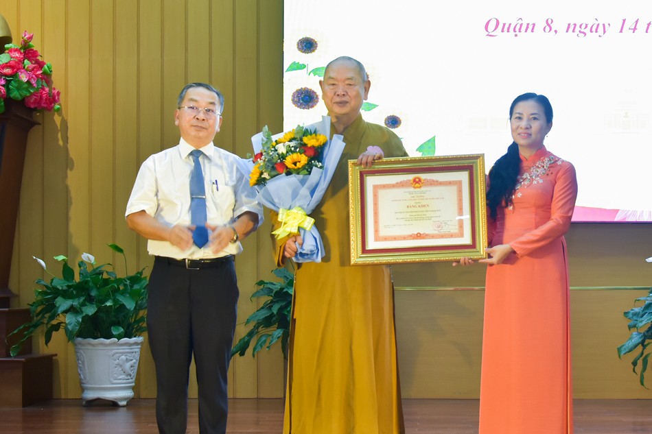 Bà Phan Kiều Thanh Hương, Phó Giám đốc Sở Nội vụ TP.HCM và ông Võ Ngọc Quốc Thuận, Bí thư Quận ủy Q.8 trao Bằng khen của Thủ tướng Chính phủ đến Thượng tọa Thích Huệ Công