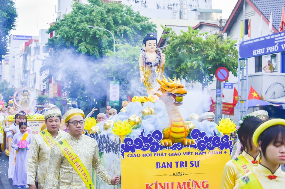 Lễ rước kiệu Đức Phật đản sinh của Phật giáo Q.4 vào sáng mùng 8-4 ÂL - Ảnh: Quảng Đạo